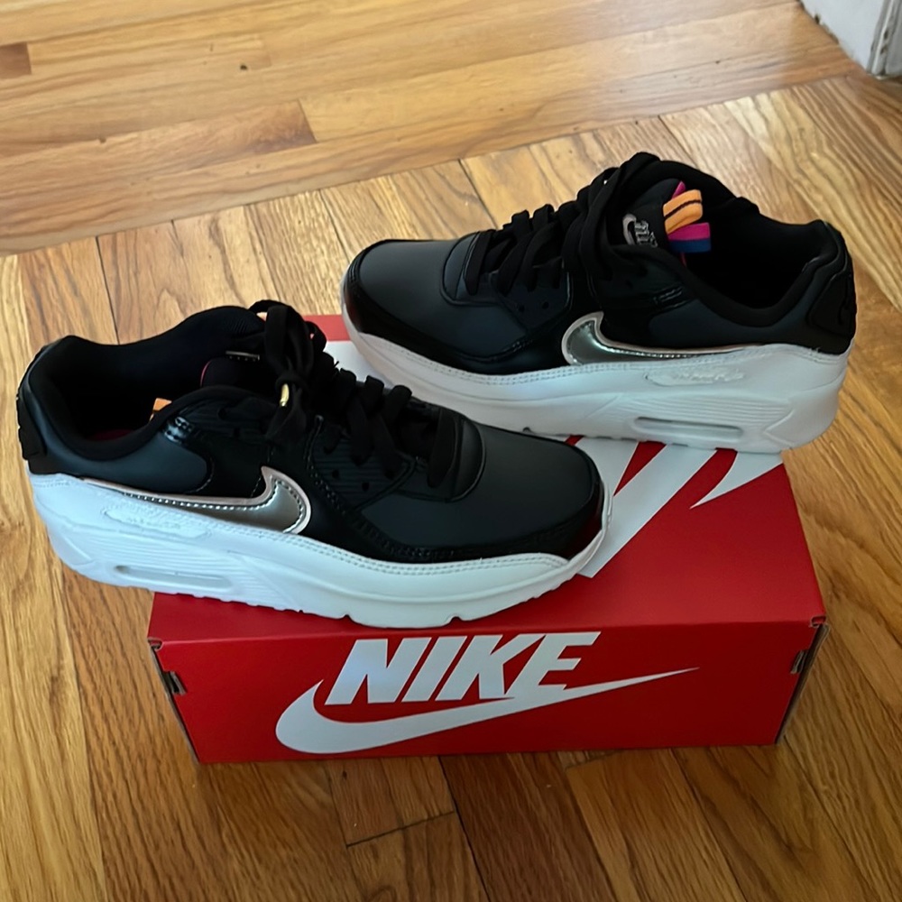 Brand new NIKE Air Max 90 LTR SE (GS). Size 5.5 Y. Equivalent to 7 women.